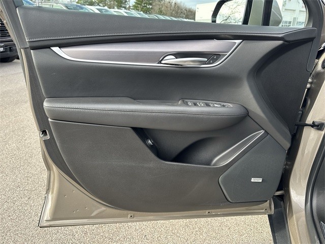 Cadillac XT5 Vehicle Full-screen Gallery Image 21