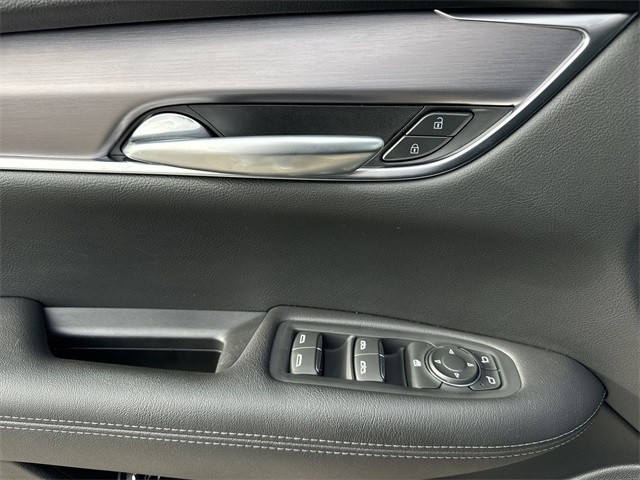 Cadillac XT5 Vehicle Full-screen Gallery Image 22