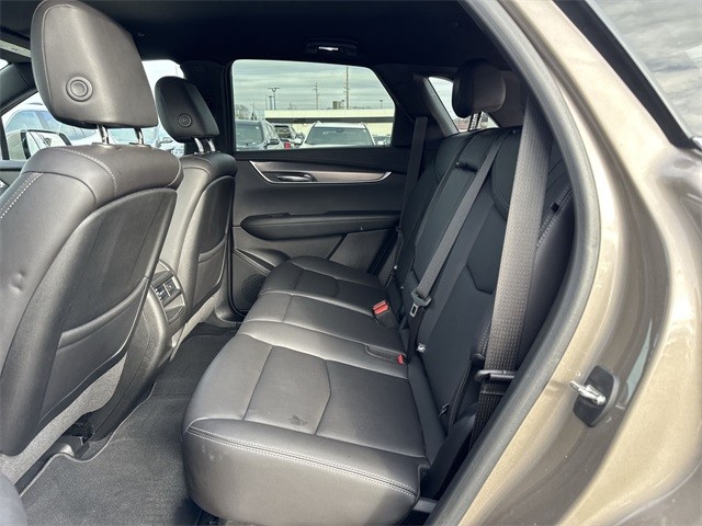 Cadillac XT5 Vehicle Full-screen Gallery Image 24