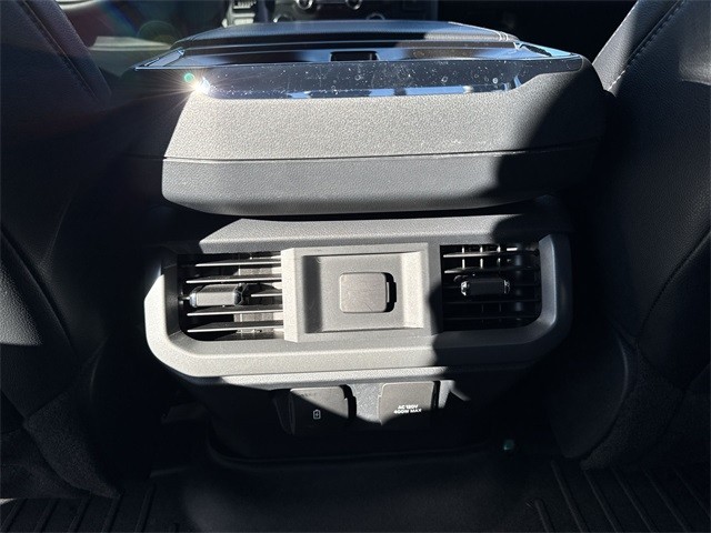 Ford F-150 Vehicle Full-screen Gallery Image 25