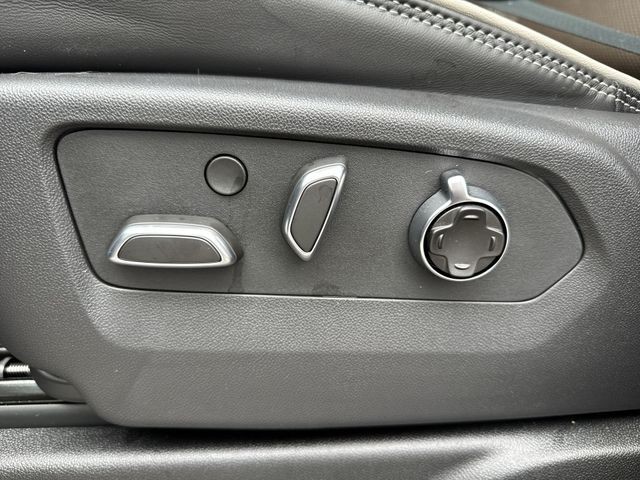 GMC Yukon Vehicle Full-screen Gallery Image 12