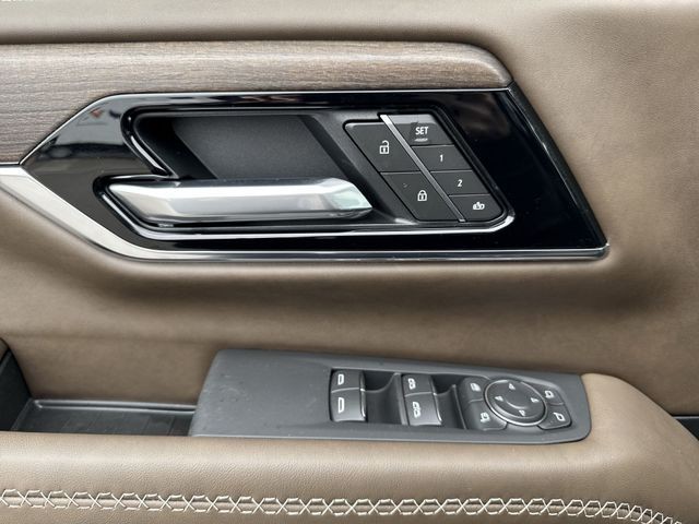 GMC Yukon Vehicle Full-screen Gallery Image 13