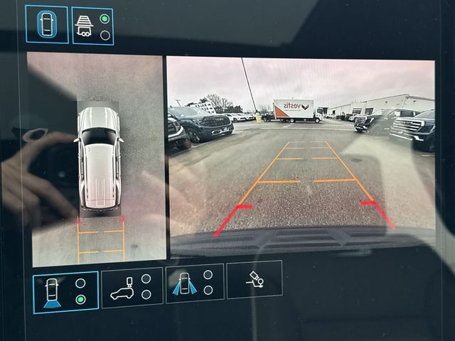 GMC Yukon Vehicle Full-screen Gallery Image 17