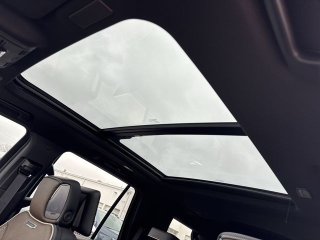 GMC Yukon Vehicle Full-screen Gallery Image 22