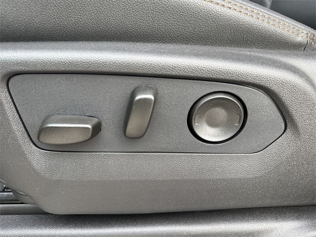 GMC Sierra 1500 Vehicle Full-screen Gallery Image 12