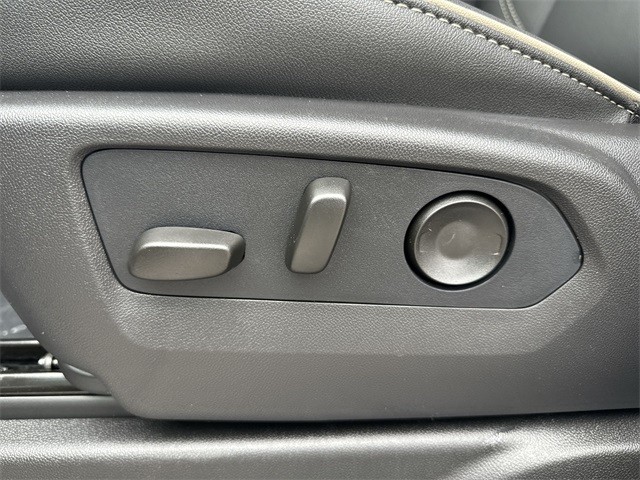 GMC Yukon XL Vehicle Full-screen Gallery Image 12