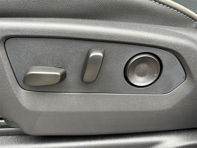 GMC Yukon XL Vehicle Full-screen Gallery Image 12