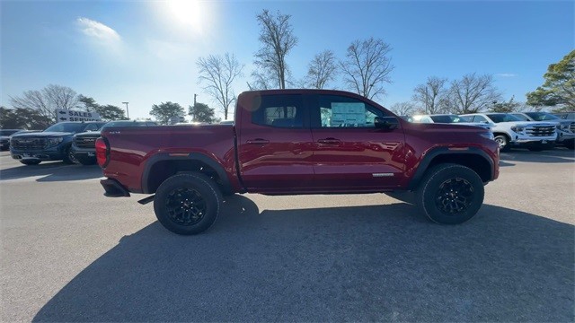 GMC Canyon Vehicle Full-screen Gallery Image 09