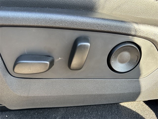 GMC Canyon Vehicle Full-screen Gallery Image 12