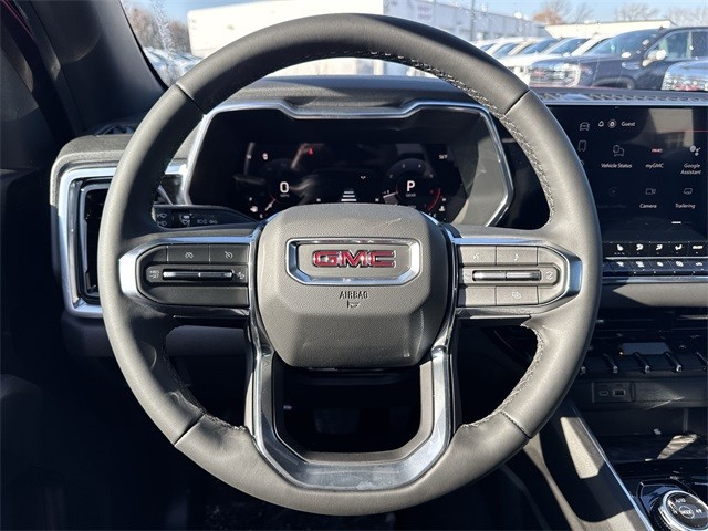 GMC Canyon Vehicle Full-screen Gallery Image 14