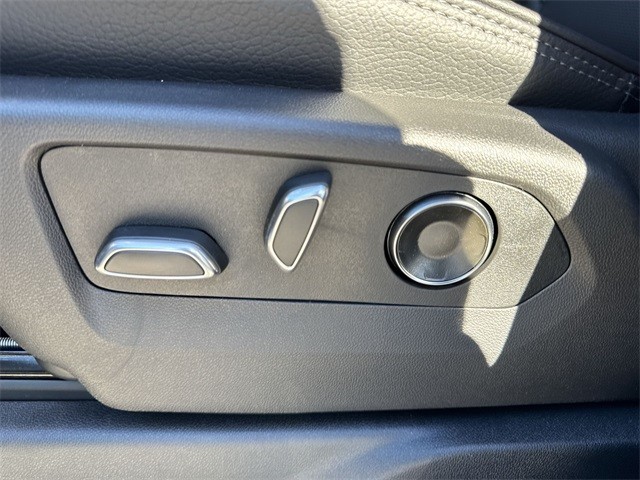 GMC Sierra 1500 Vehicle Full-screen Gallery Image 12