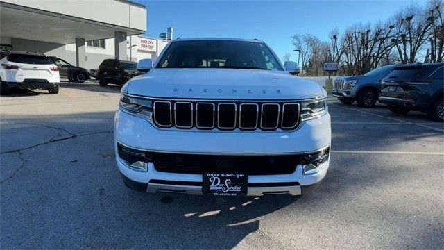 Jeep Wagoneer Vehicle Full-screen Gallery Image 03