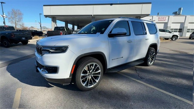 Jeep Wagoneer Vehicle Full-screen Gallery Image 05