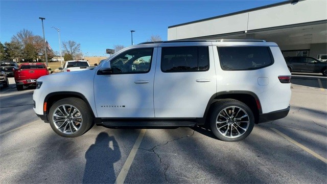 Jeep Wagoneer Vehicle Full-screen Gallery Image 06