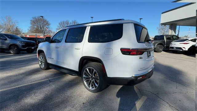 Jeep Wagoneer Vehicle Full-screen Gallery Image 07