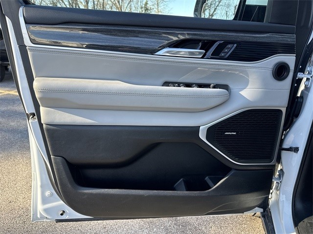 Jeep Wagoneer Vehicle Full-screen Gallery Image 27