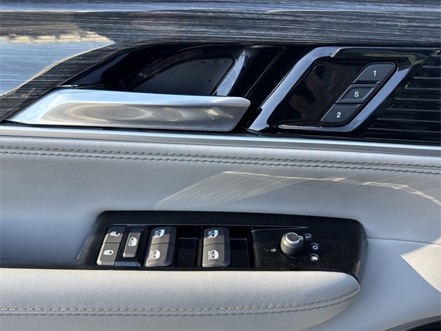 Jeep Wagoneer Vehicle Full-screen Gallery Image 28