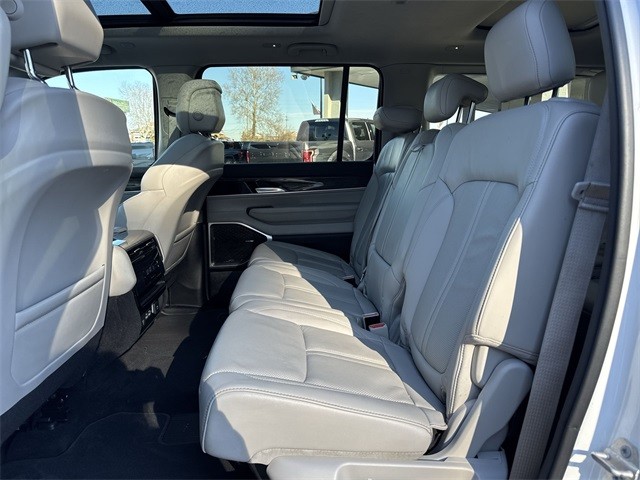 Jeep Wagoneer Vehicle Full-screen Gallery Image 30