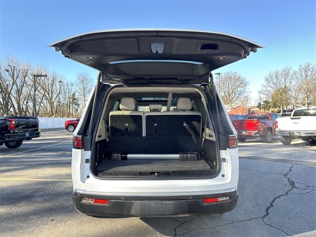 Jeep Wagoneer Vehicle Full-screen Gallery Image 31