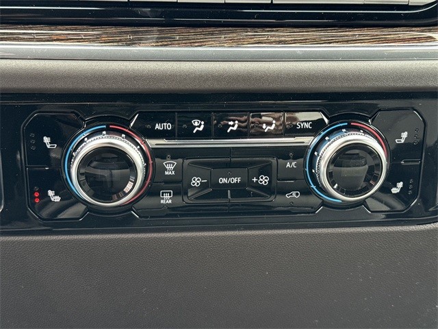 GMC Sierra 3500HD Vehicle Full-screen Gallery Image 19