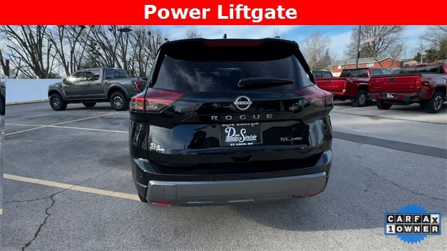 Nissan Rogue Vehicle Full-screen Gallery Image 09