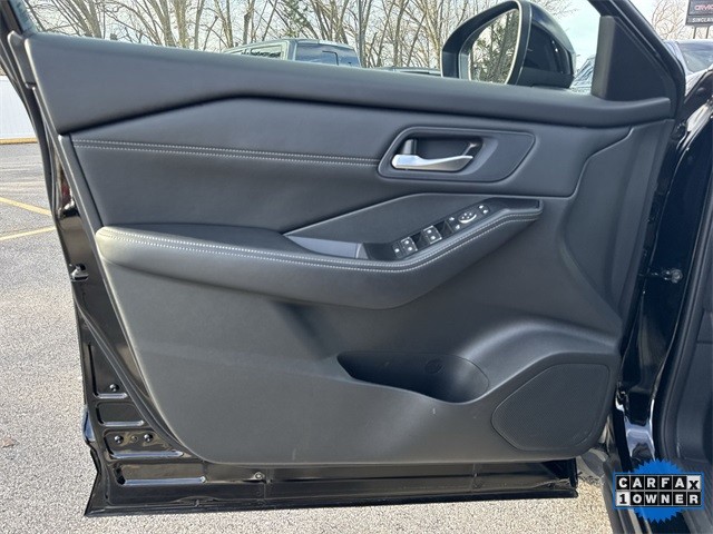 Nissan Rogue Vehicle Full-screen Gallery Image 26