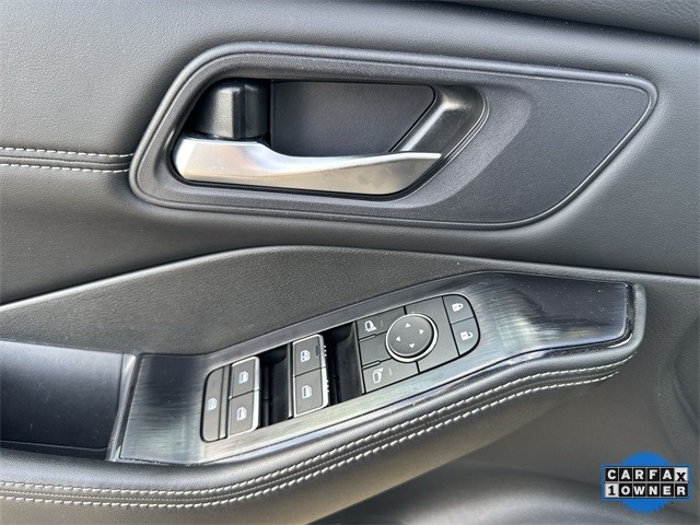 Nissan Rogue Vehicle Full-screen Gallery Image 27