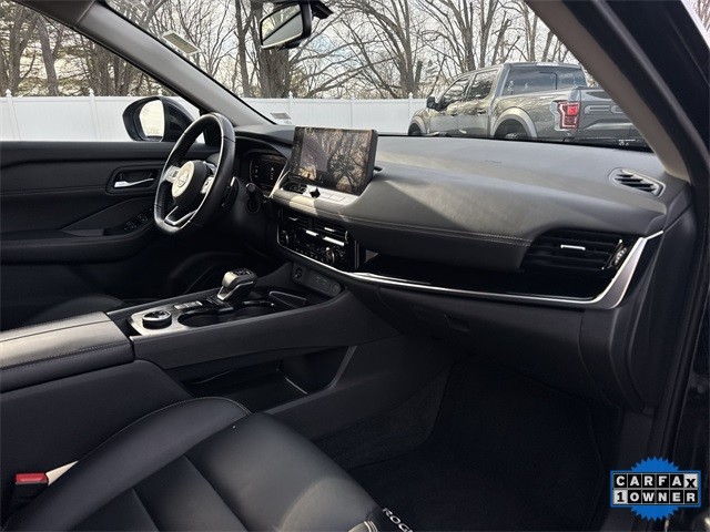 Nissan Rogue Vehicle Full-screen Gallery Image 32