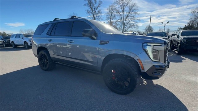 GMC Yukon Vehicle Full-screen Gallery Image 02