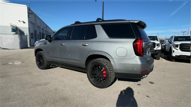 GMC Yukon Vehicle Full-screen Gallery Image 06