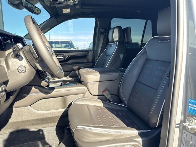 GMC Yukon Vehicle Full-screen Gallery Image 11