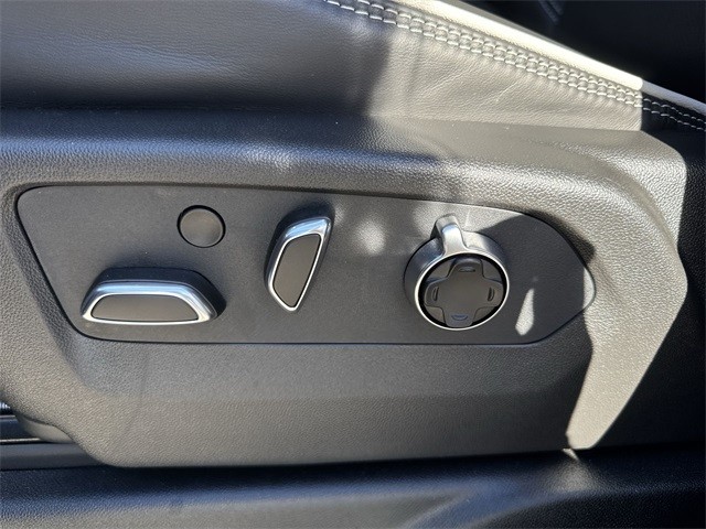 GMC Yukon Vehicle Full-screen Gallery Image 12