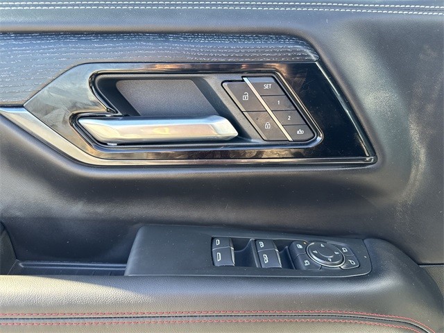 GMC Yukon Vehicle Full-screen Gallery Image 13