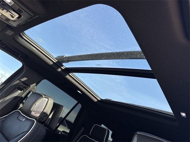 GMC Yukon Vehicle Full-screen Gallery Image 22