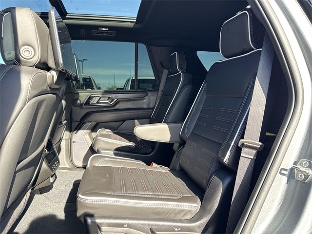 GMC Yukon Vehicle Full-screen Gallery Image 23