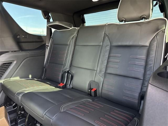 GMC Yukon Vehicle Full-screen Gallery Image 24