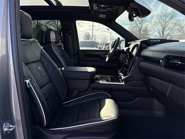 GMC Yukon Vehicle Full-screen Gallery Image 26