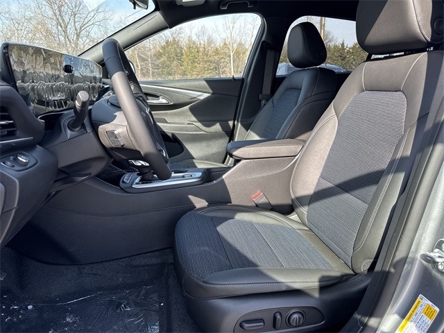 Buick Envista Vehicle Full-screen Gallery Image 11