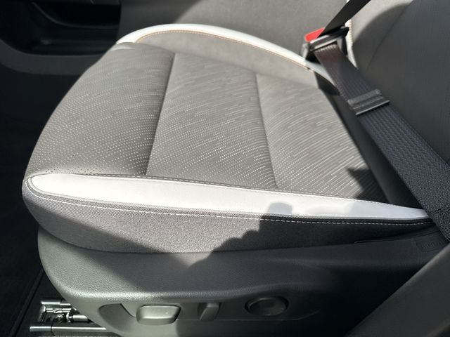 Buick Envision Vehicle Full-screen Gallery Image 12