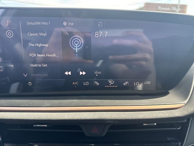 Buick Envision Vehicle Full-screen Gallery Image 16