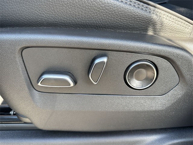 GMC Sierra 1500 Vehicle Full-screen Gallery Image 12