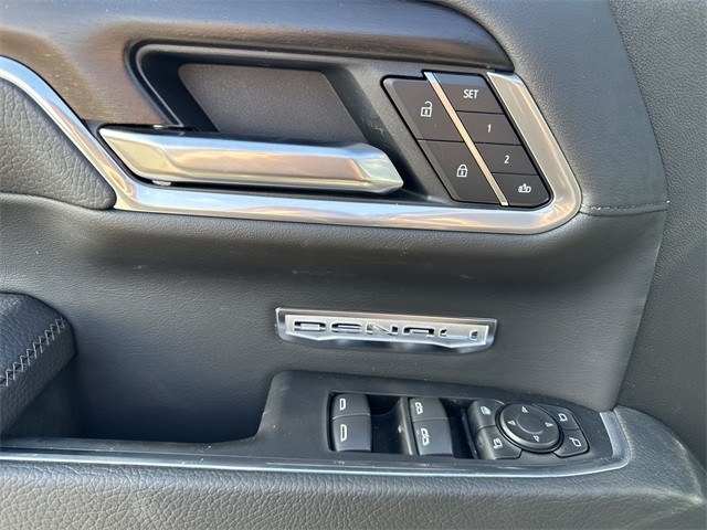 GMC Sierra 1500 Vehicle Full-screen Gallery Image 13