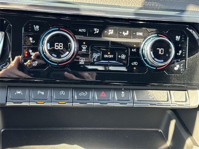 GMC Sierra 1500 Vehicle Full-screen Gallery Image 19