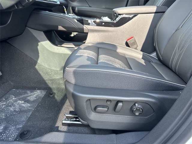 Buick Envision Vehicle Full-screen Gallery Image 12