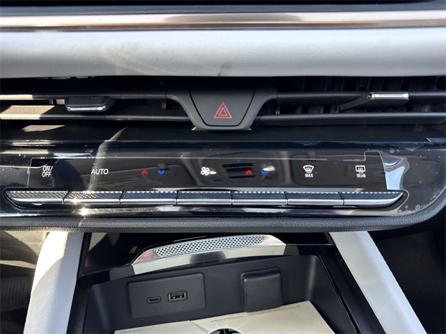 Buick Envision Vehicle Full-screen Gallery Image 35