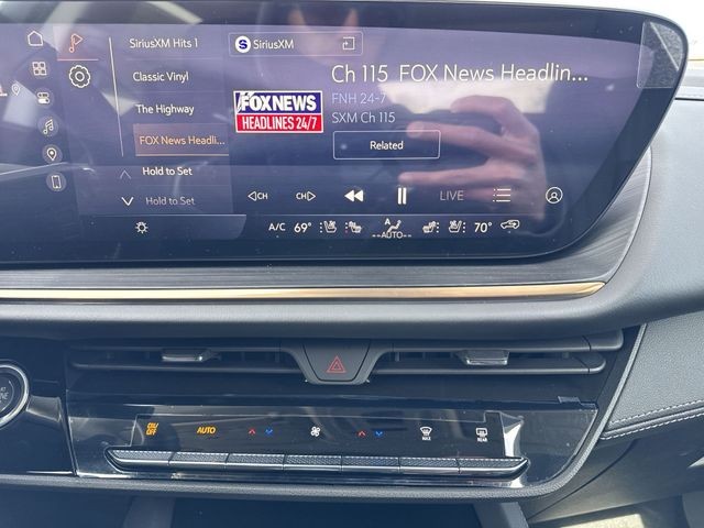 Buick Envision Vehicle Full-screen Gallery Image 16