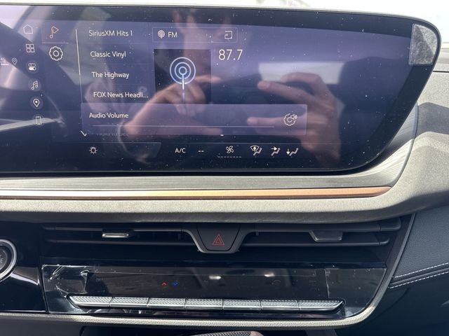 Buick Envision Vehicle Full-screen Gallery Image 16