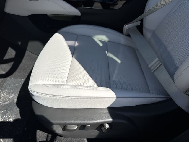 Buick Envision Vehicle Full-screen Gallery Image 12