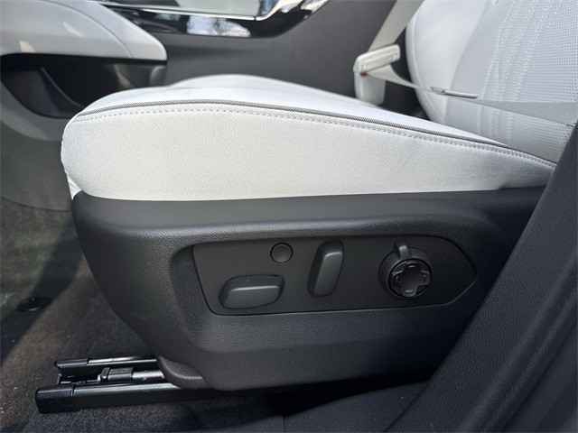 Buick Envision Vehicle Full-screen Gallery Image 12