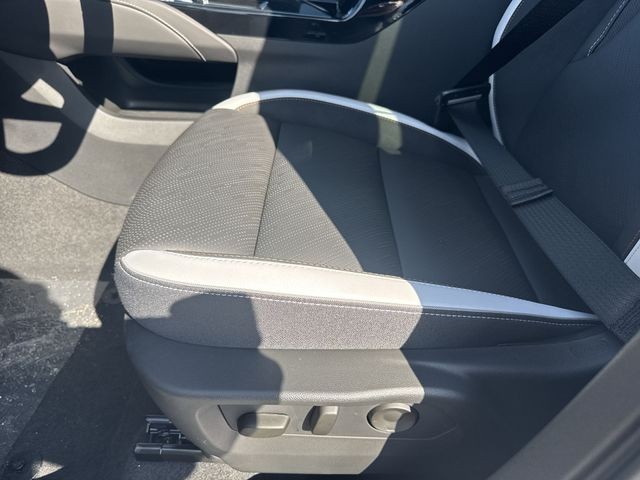 Buick Envision Vehicle Full-screen Gallery Image 12